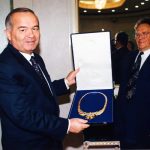 Ислам Каримов с медалью от Генерального секретаря Международной федерации Любительской борьбы «FILA» Мишеля Дюссона.  Май 1999 года.