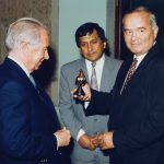 Почетный Президент Международного олимпийского комитета (МОК) Хуан Антонио Самаранч вручает Президенту Узбекистана Исламу Каримову сувенир МОК. Открытие Музея олимпийской славы.  Сентябрь 1996 года. Ташкент.